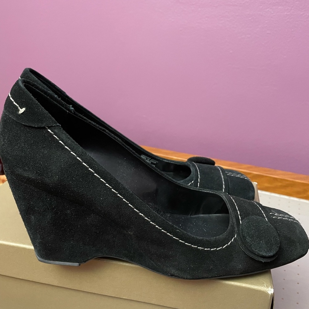 Black wedge shoes with cute details
